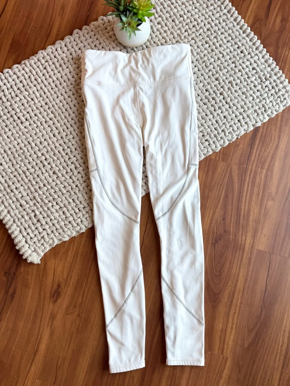Fabletics | Women’s Reflective Cold Weather High-Waisted Legging | White | Large